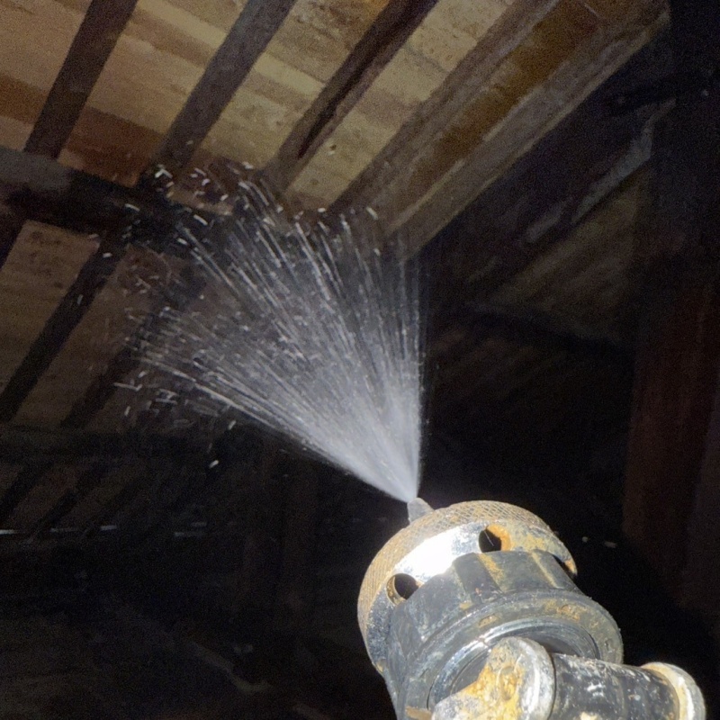 屋根裏の木部にシロアリ駆除剤を散布