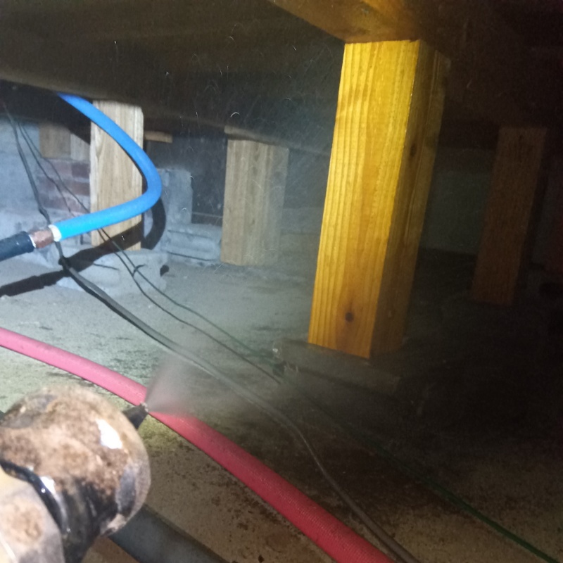 床下の土壌にシロアリ駆除剤を散布