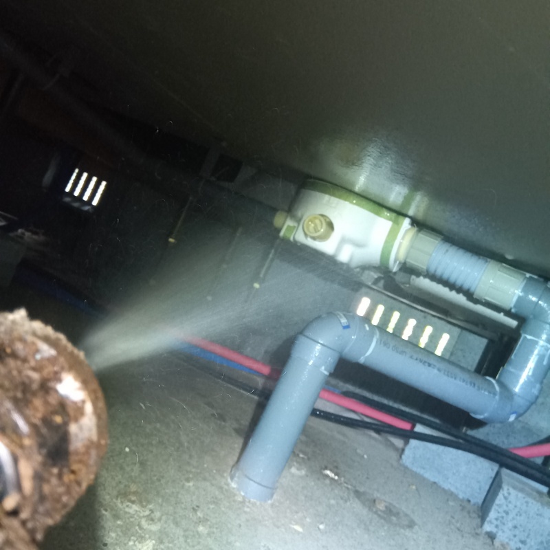 床下の基礎・配管にシロアリ駆除剤を散布