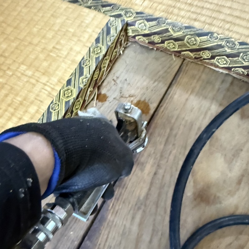 畳の下にシロアリ駆除剤を注入