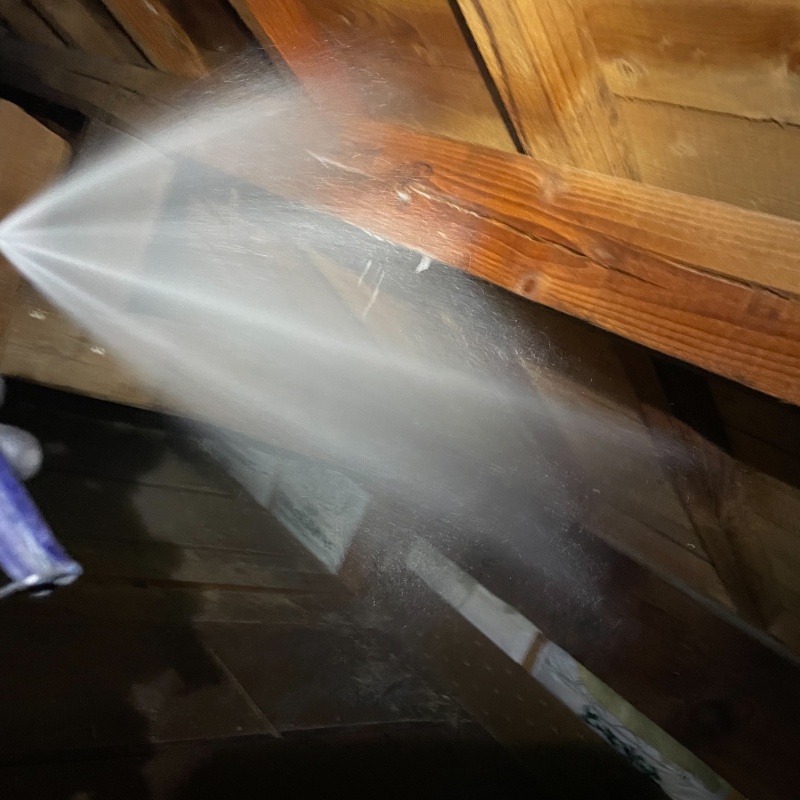 床下の木部にシロアリ駆除剤を散布