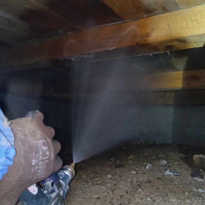 床下の木部にシロアリ駆除剤を散布