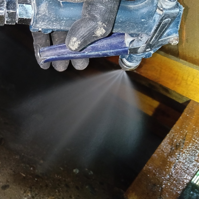 床下の土壌にシロアリ駆除剤を散布