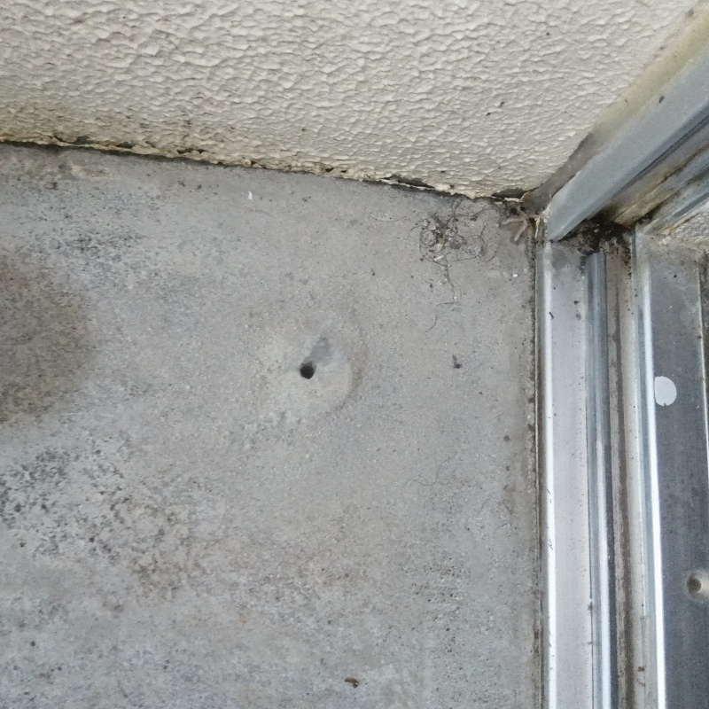 ベランダの地面にシロアリ駆除剤注入のために開口