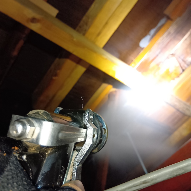 床下の木部にシロアリ駆除剤を散布