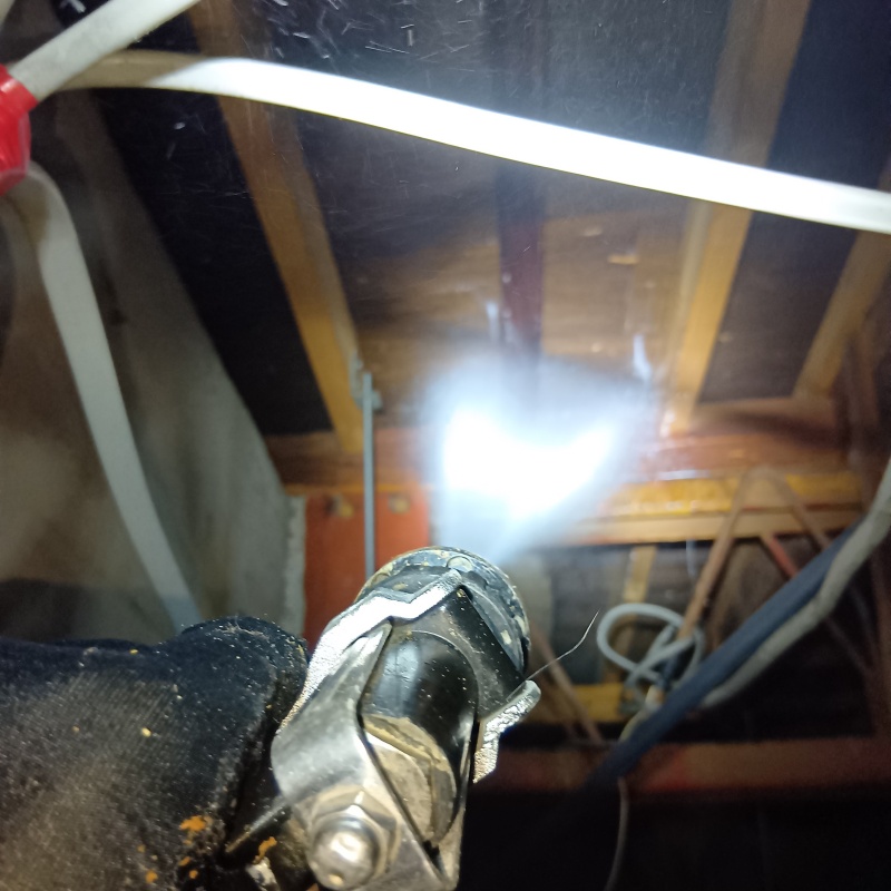 床下の木部にシロアリ駆除剤を散布