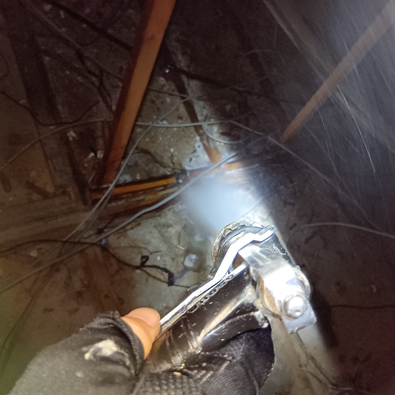 床下の地面にシロアリ駆除剤を散布