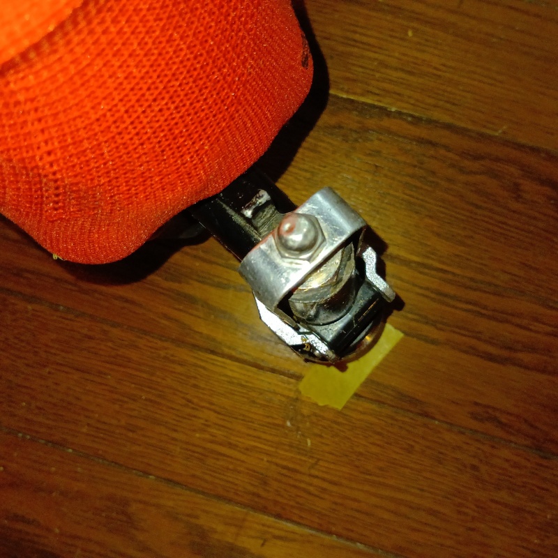 室内のフローリングにシロアリ駆除剤を注入