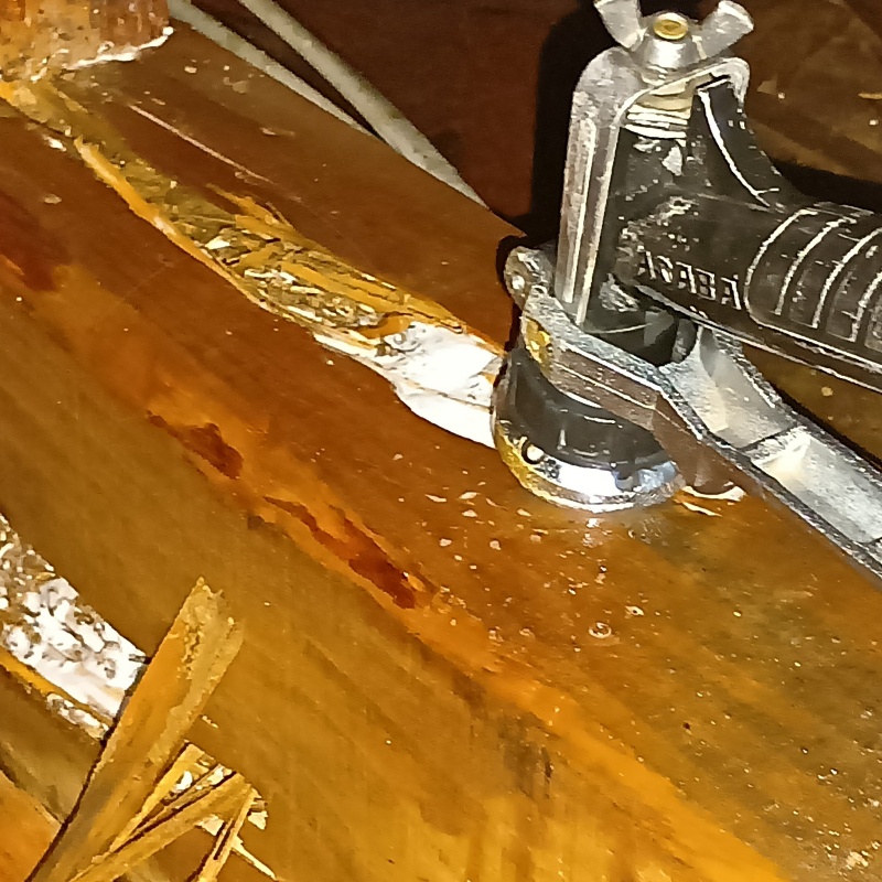 屋根裏の木部にシロアリ駆除剤を注入