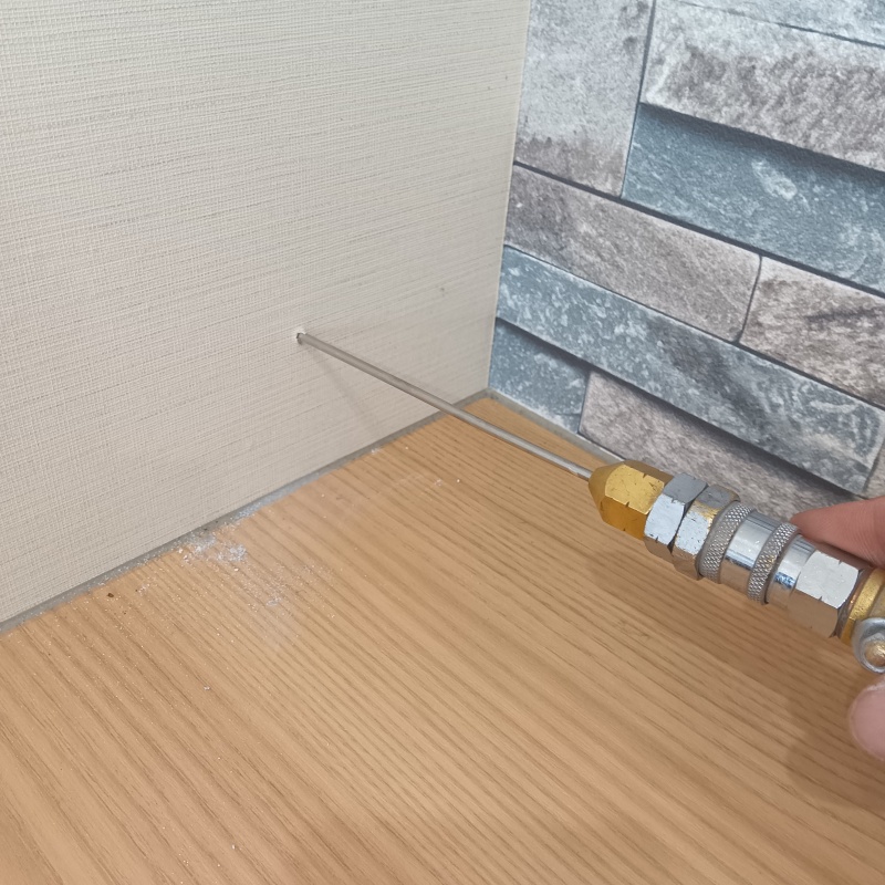 室内の壁にシロアリ駆除剤を注入