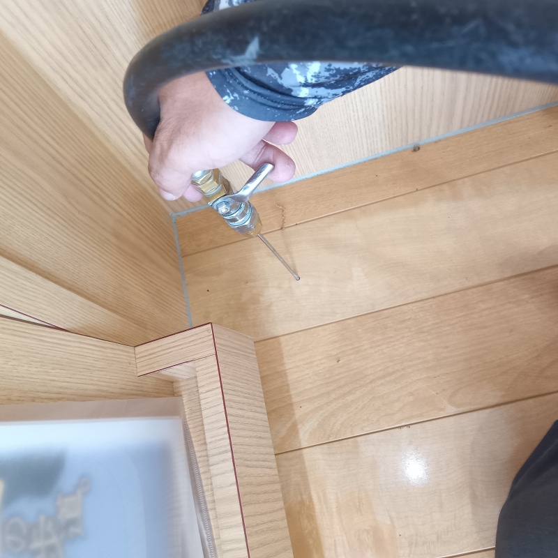 フローリングにシロアリ駆除剤を注入