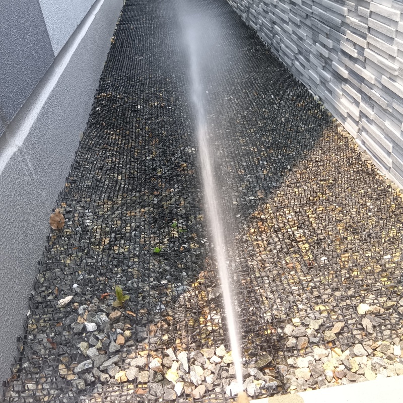 敷地内の砂利にシロアリ駆除剤を散布