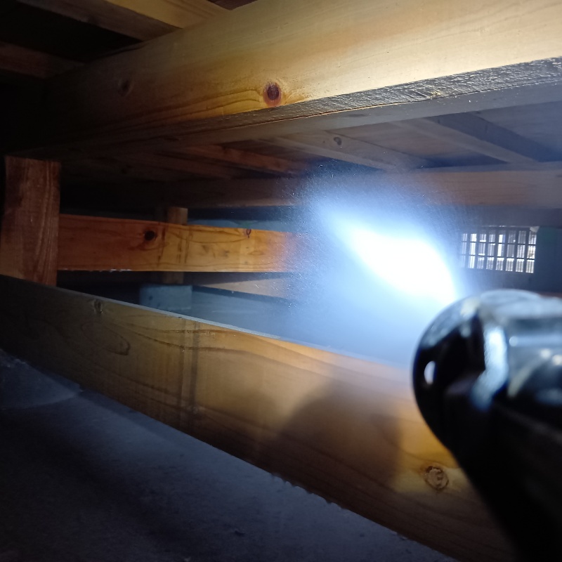 床下の木部に防蟻剤を散布