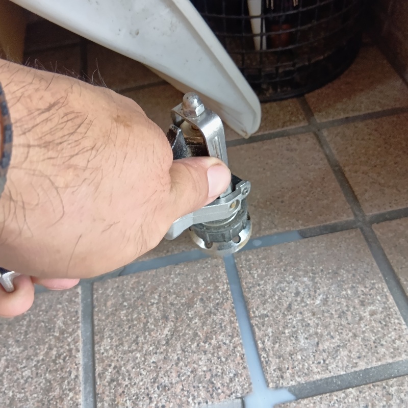 玄関の床タイルに防蟻剤を注入