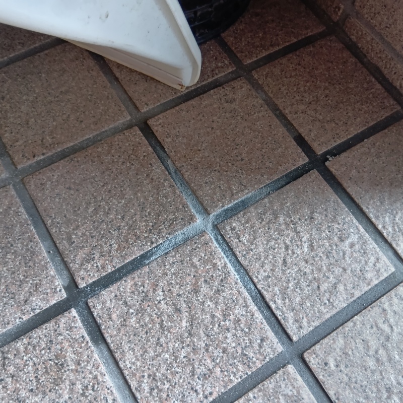 開けた穴にパテで補修