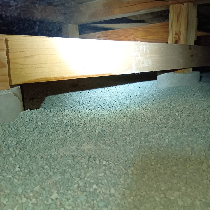 床下全体に調湿材を敷き詰める