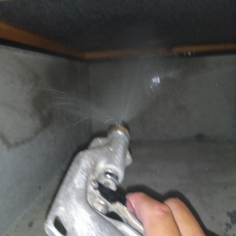 床下の木部に防蟻剤を散布