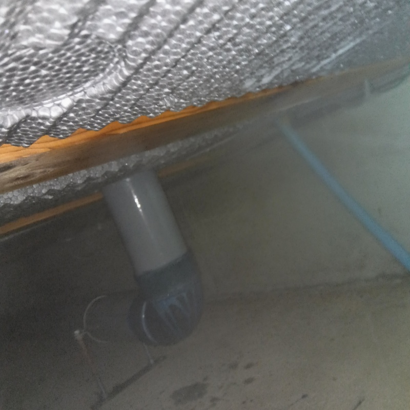 床下の木部に防蟻剤を散布