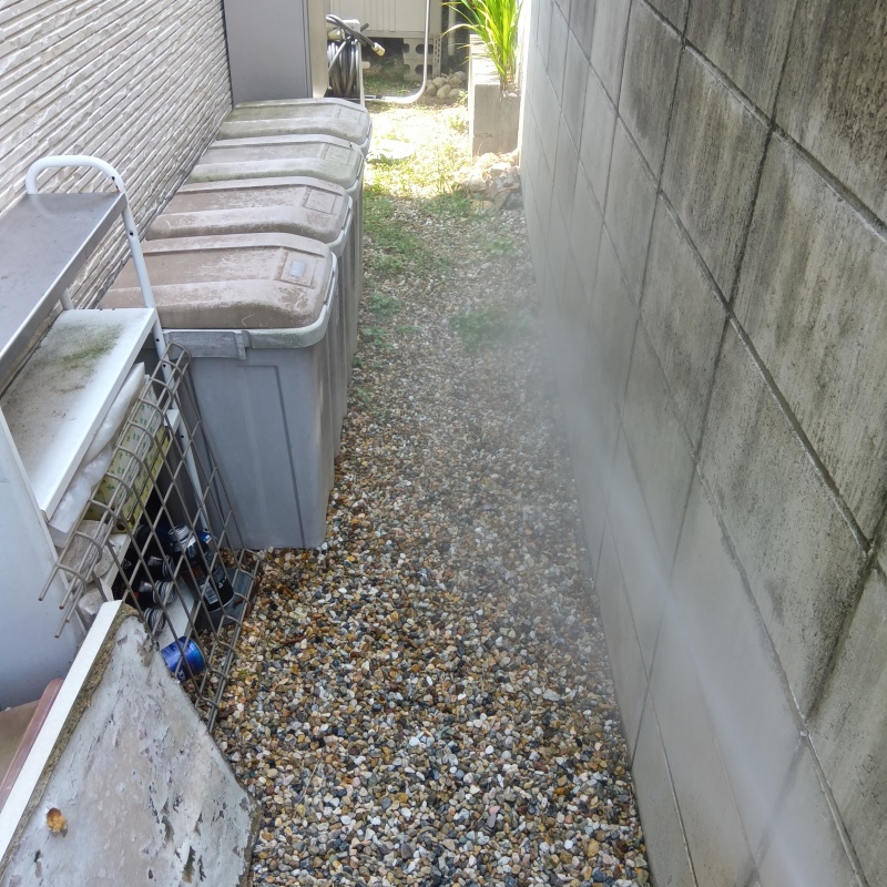 屋外の砂利に防蟻剤を散布