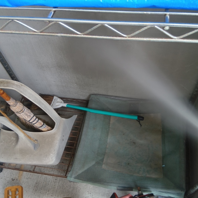 屋外の保管物含め外壁に防蟻剤を散布