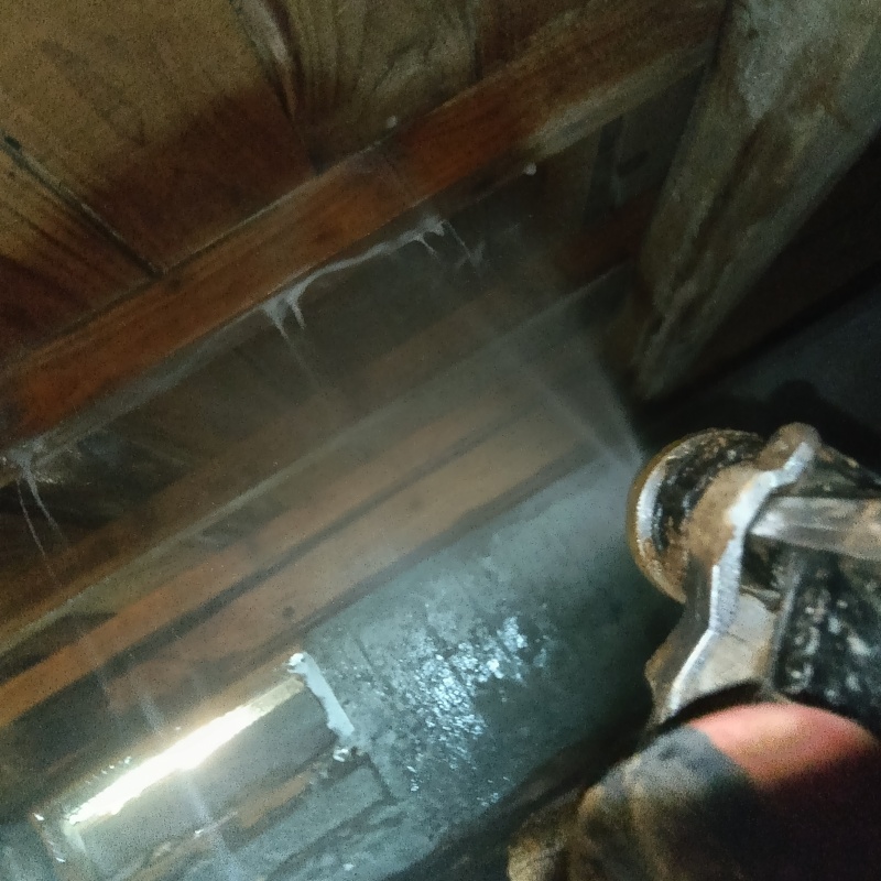 床下の木部に防蟻剤を散布