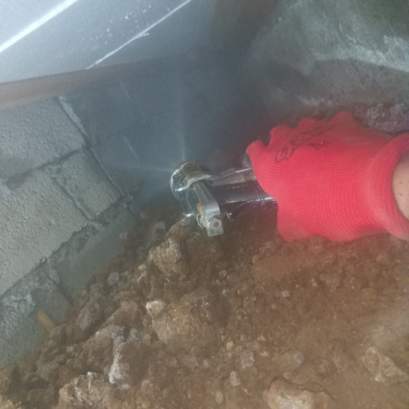 床下の基礎に防蟻剤を散布