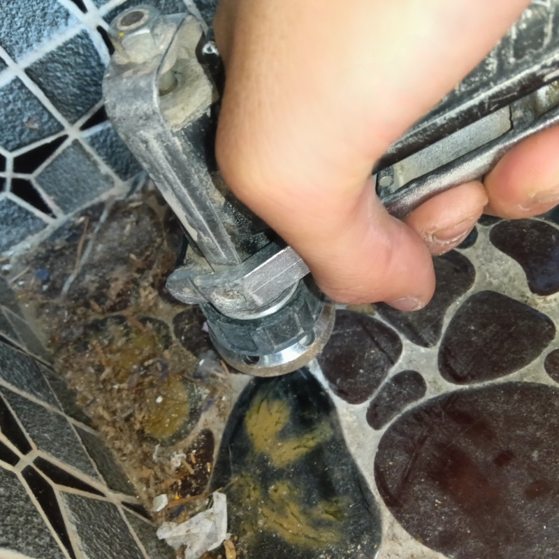 浴室の床タイルに防蟻剤を注入