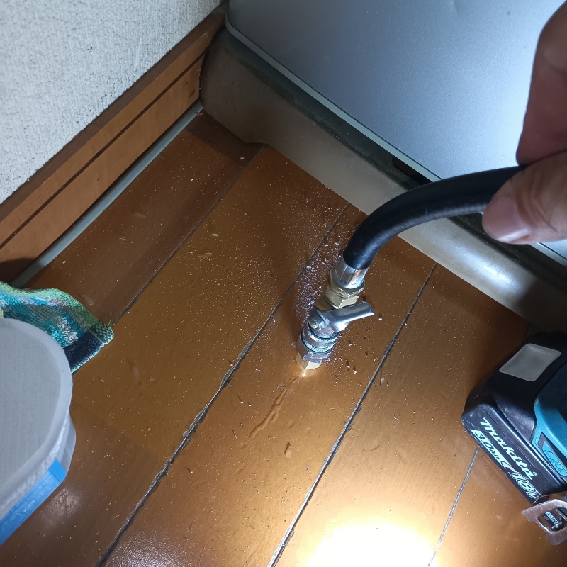 室内のフローリングにシロアリ駆除剤を注入