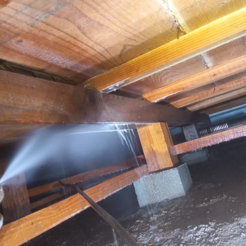 床下の木部にシロアリ駆除剤を散布