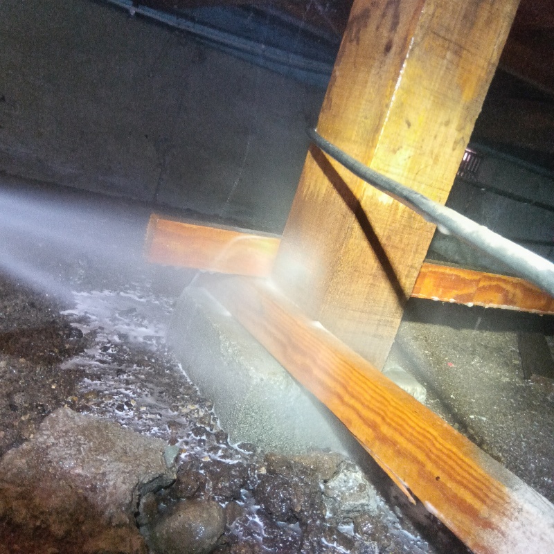 床下の木部にシロアリ駆除剤を散布