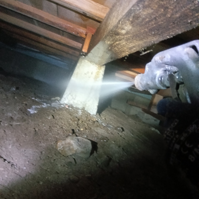 床下の基礎にシロアリ駆除剤を散布