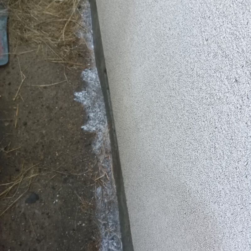 外壁と地面の境目にシロアリ駆除剤を散布