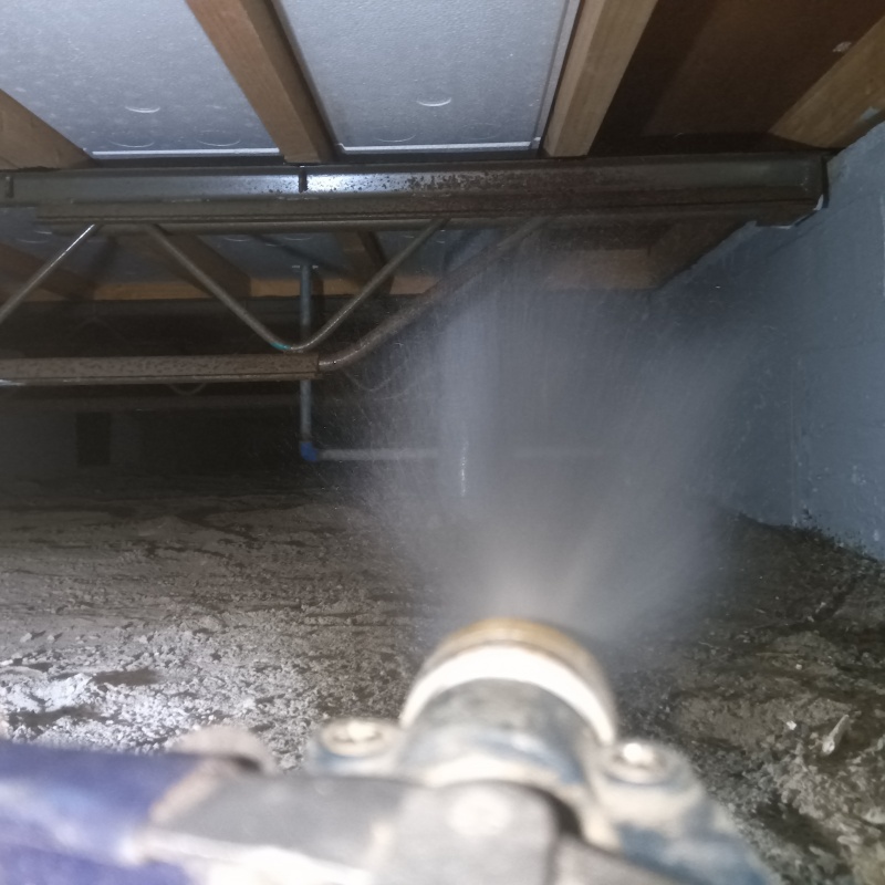 床下の木部に防蟻剤を散布