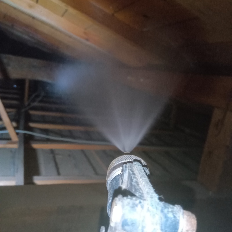 屋根裏の木部に防蟻剤を散布