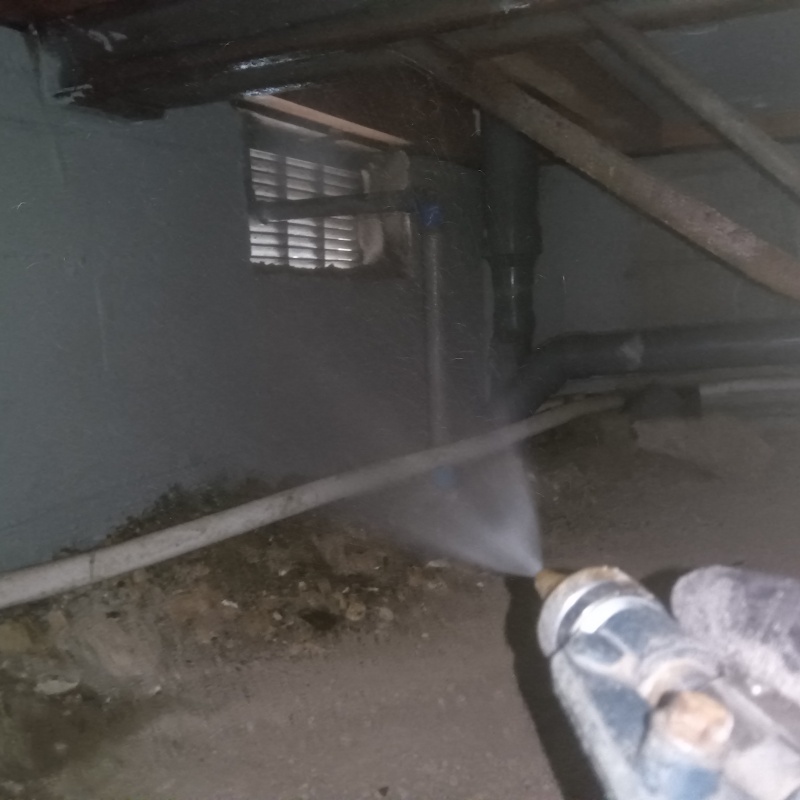 床下の基礎に防蟻剤を散布