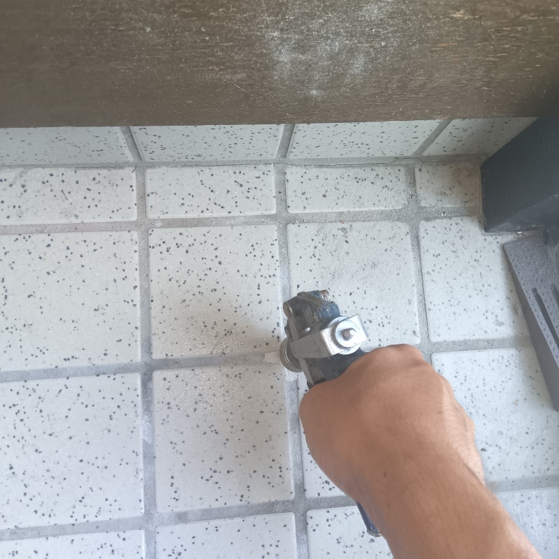 玄関の床タイルに防蟻剤を注入