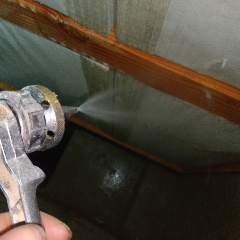 床下の木部に防蟻剤を散布