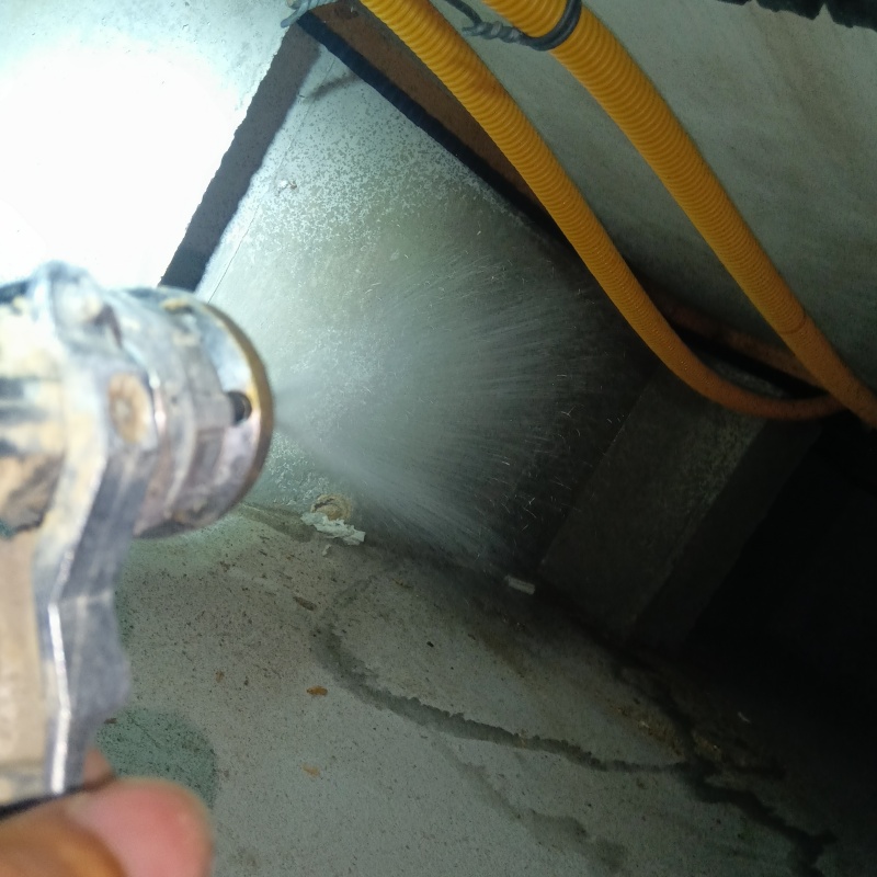 床下の基礎の防蟻剤を散布