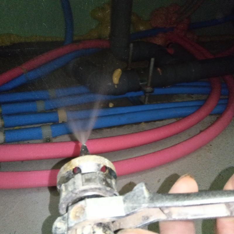 床下の地面・給排水用ホースに防蟻剤を散布