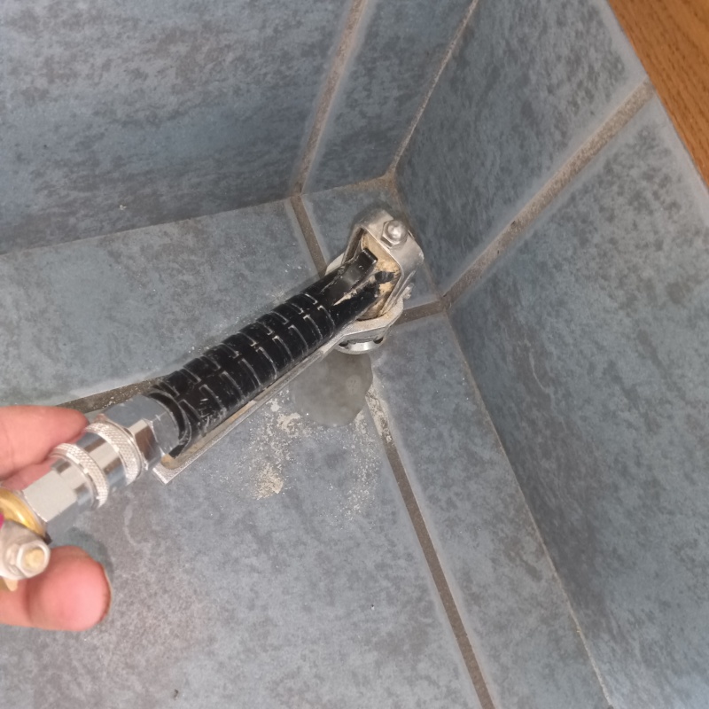 玄関の床タイルに防蟻剤を注入