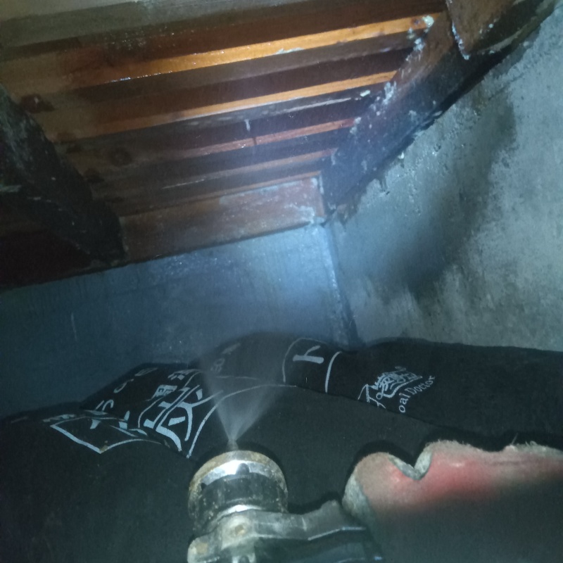 床下の木部にシロアリ駆除剤を散布