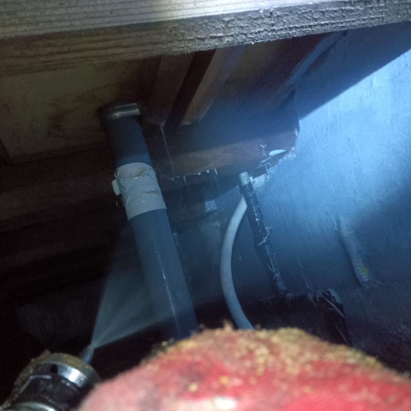 床下の基礎・配管にシロアリ駆除剤を散布