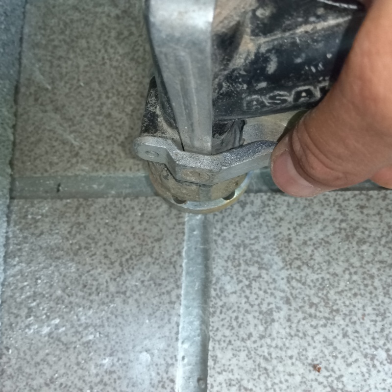 玄関床のタイルにシロアリ駆除剤を注入