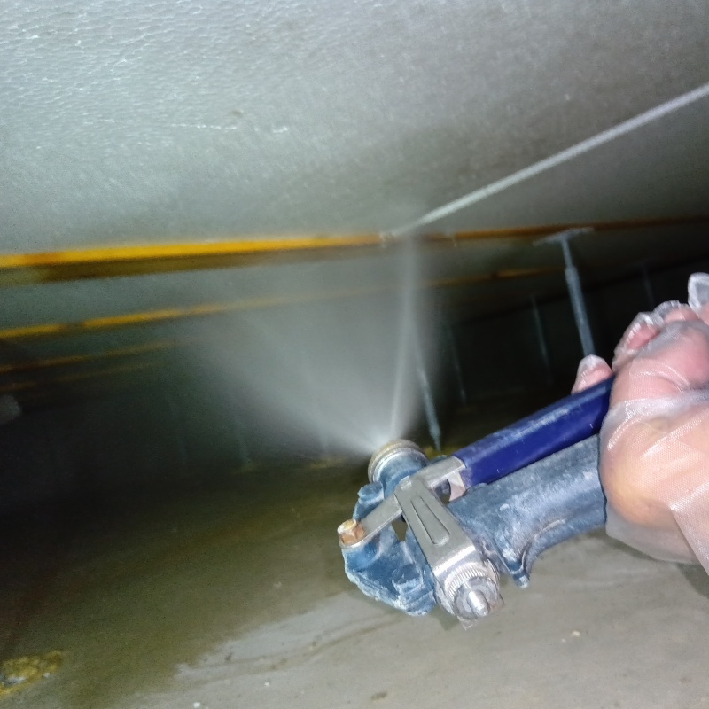 床下の木部に防蟻剤を散布