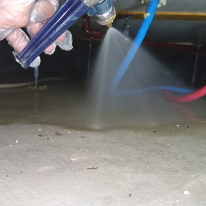 床下の地面に防蟻剤を散布