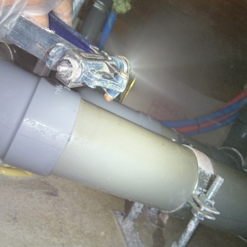 床下の配管に防蟻剤を散布