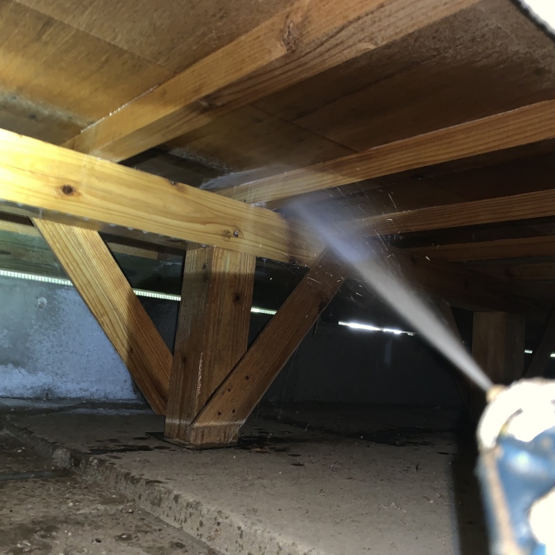 床下の木部にシロアリ駆除剤を散布