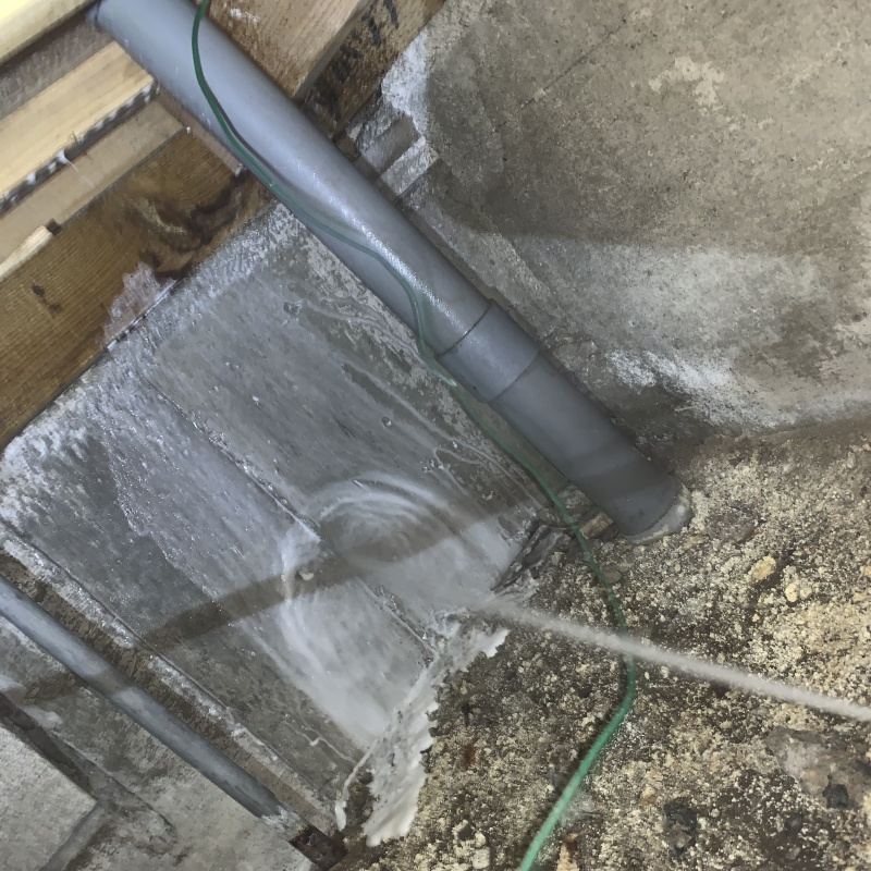 床下の基礎にシロアリ駆除剤を散布