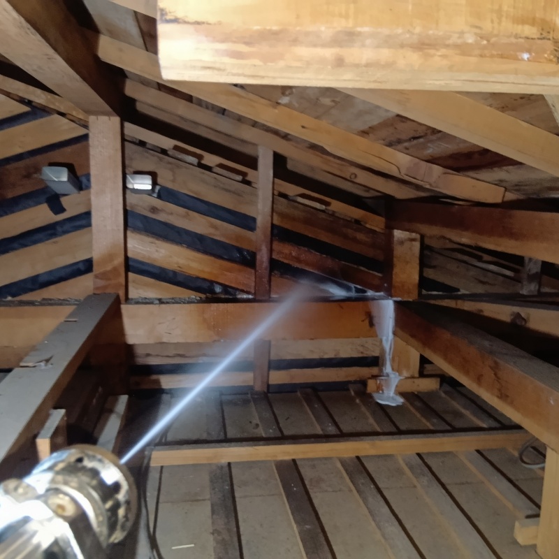 屋根裏の木部にシロアリ駆除剤を散布