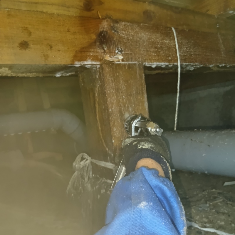 床下の木部にシロアリ駆除剤を注入